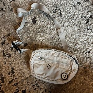 Vuori light grey fanny pack